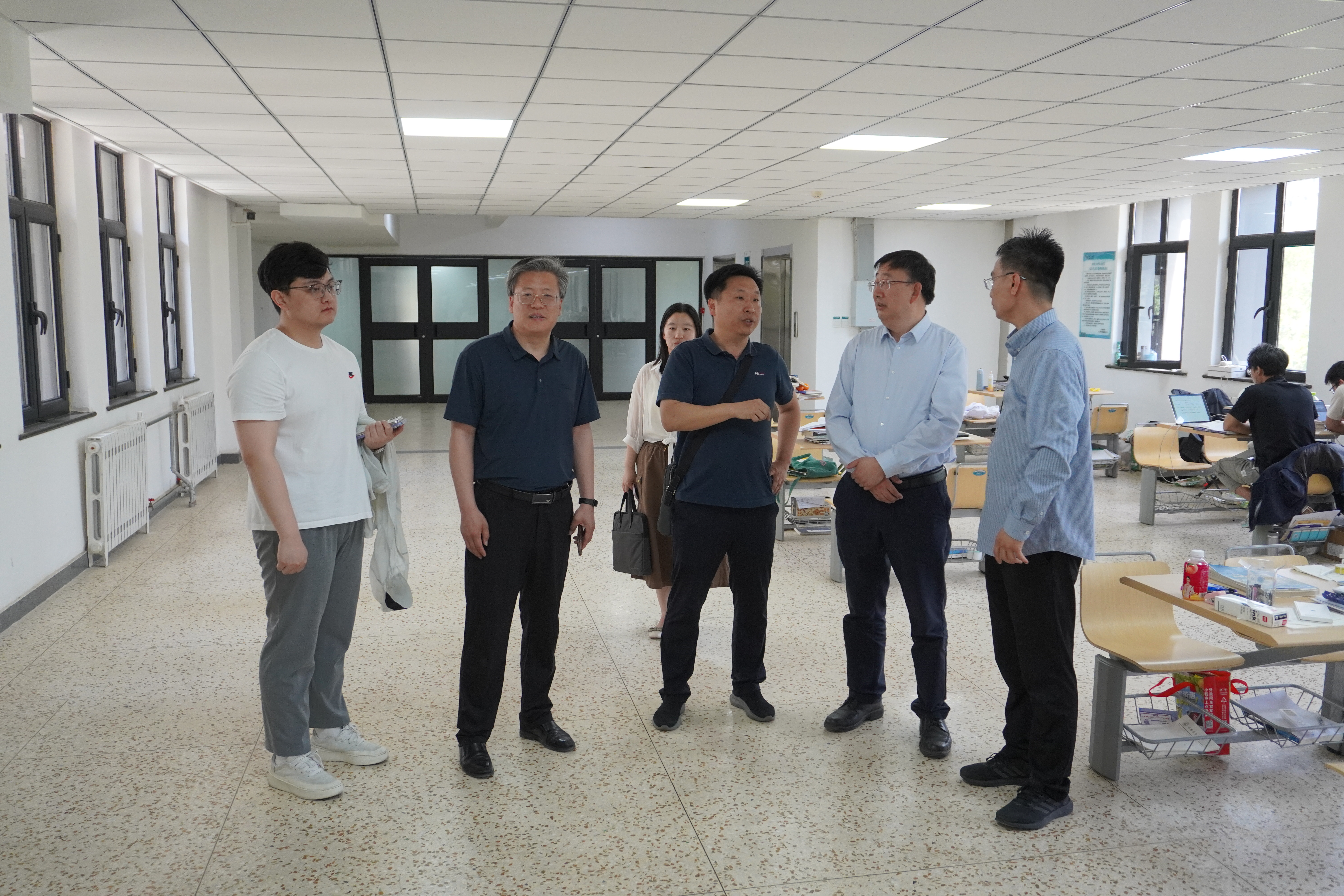 新闻封面